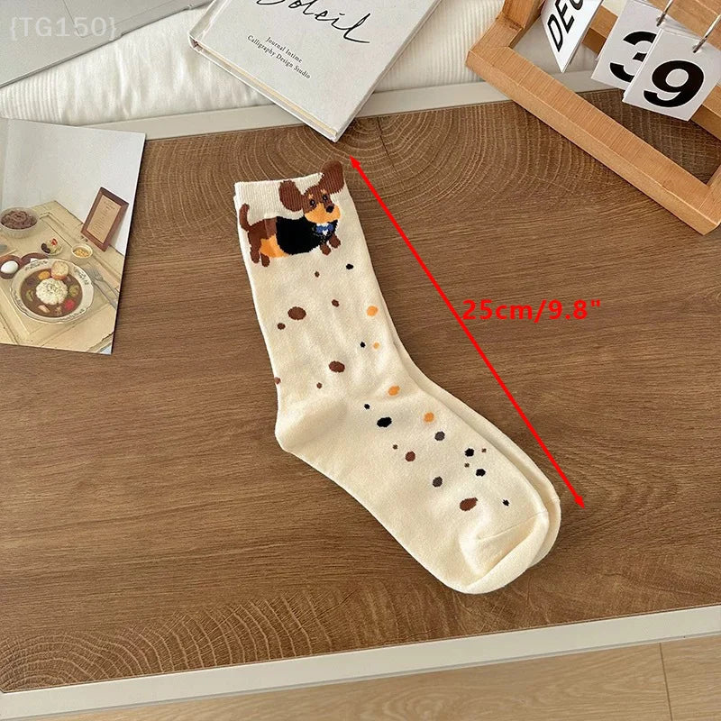 Calcetines de perro salchicha de algodón en fondo claro, perfectos para el otoño e invierno.