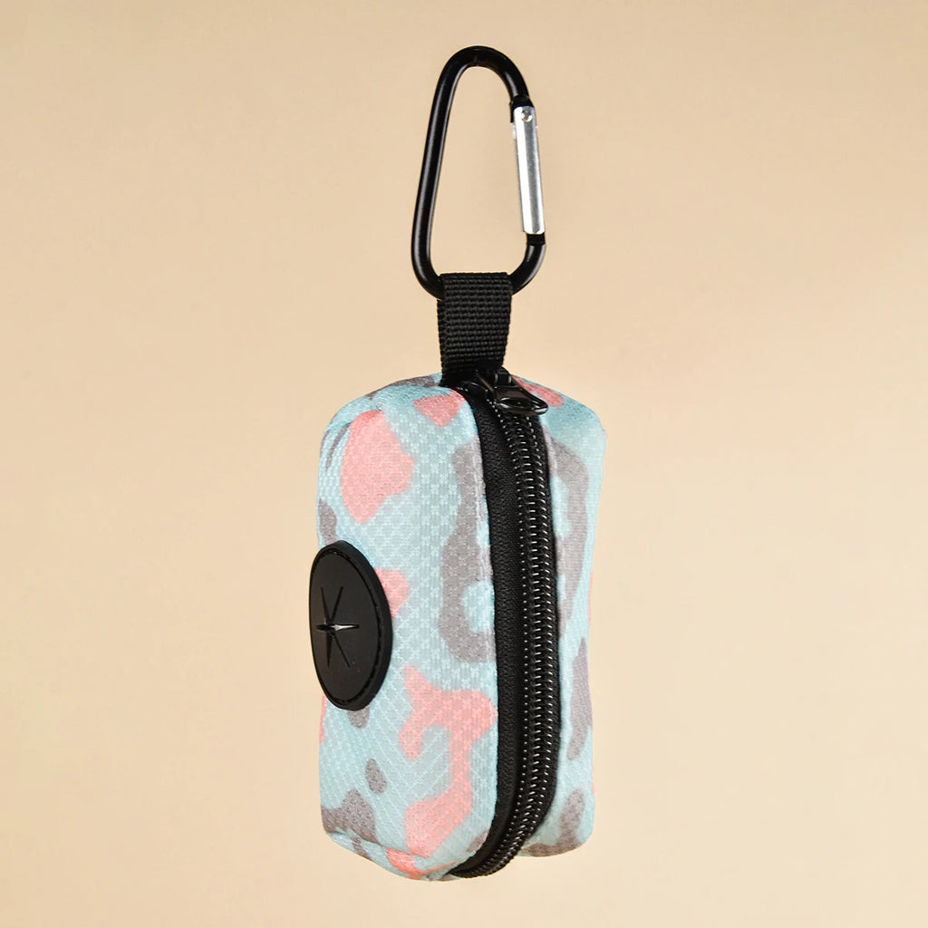 Dispensador de soporte para bolsa de excrementos de mascotas, diseño bonito con estampado abstracto, sin bolsa y correas para excrementos, se puede conectar con cualquier correa para perros