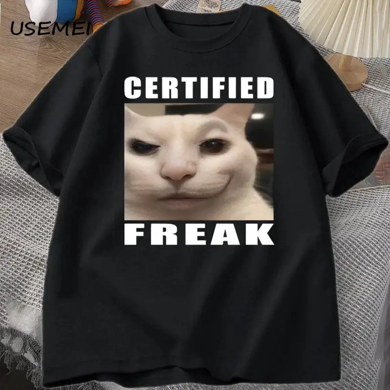 Camiseta meme gato freak con imagen de gato divertido y texto 'CERTIFIED FREAK', ideal para amantes de gatos.