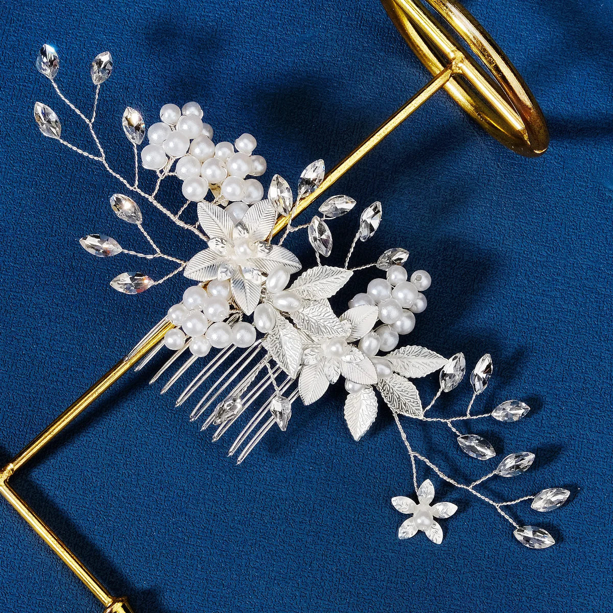 Nuevo peine de aleación de plata hecho a mano con perlas y diamantes de imitación, tocado de Metal a la moda, accesorio de joyería para el cabello elegante para mujer
