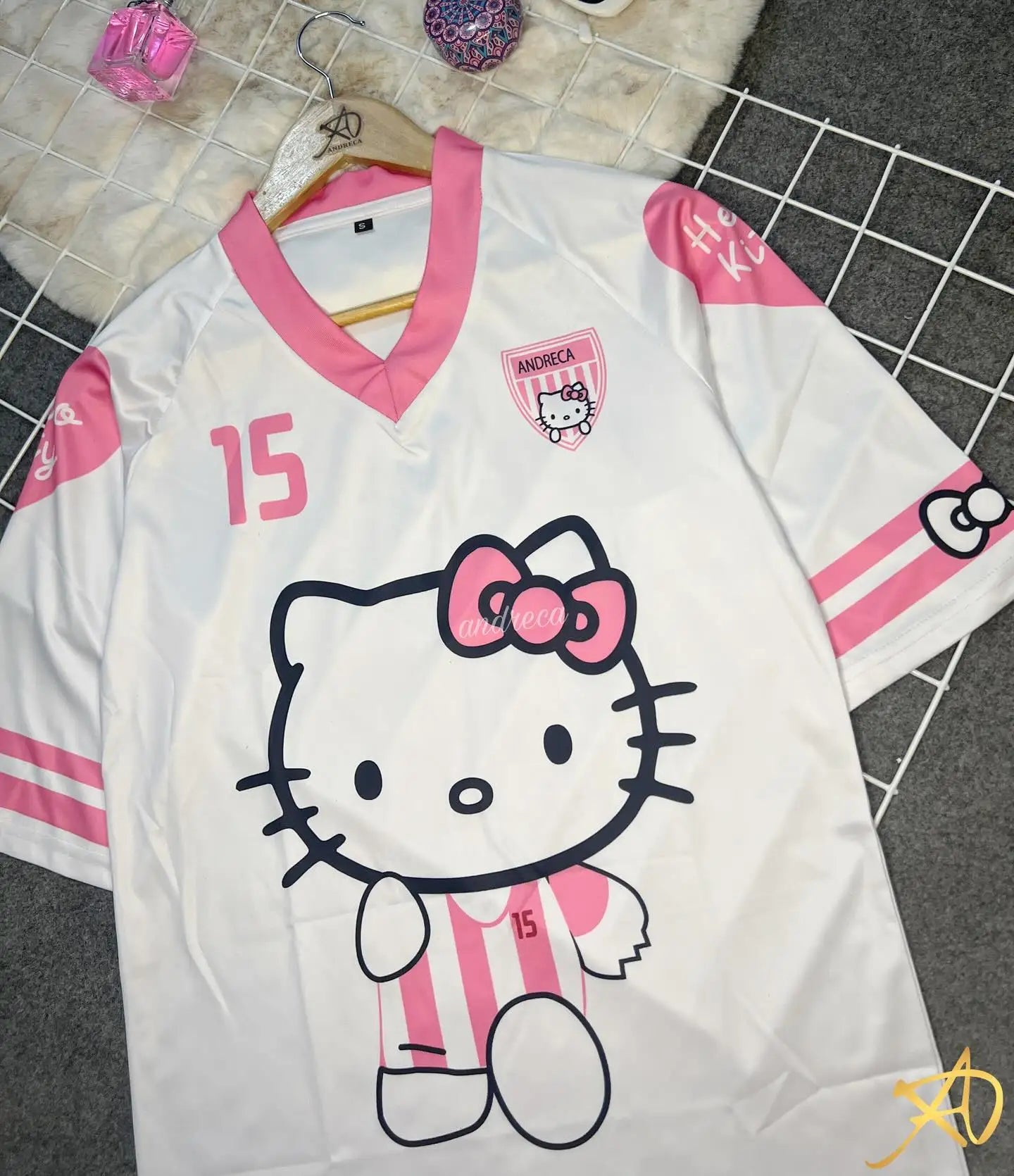 Camiseta de dibujos animados de Hello Kitty, ropa deportiva de moda para mujeres y hombres, pijamas con cuello en V, ropa de calle holgada informal ligera y transpirable, Tops