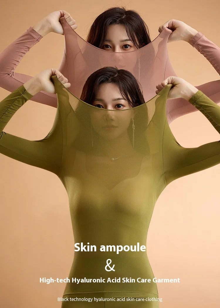 Mujeres mostrando ropa de alta tecnología para el cuidado de la piel con ampoules de ácido hialurónico.