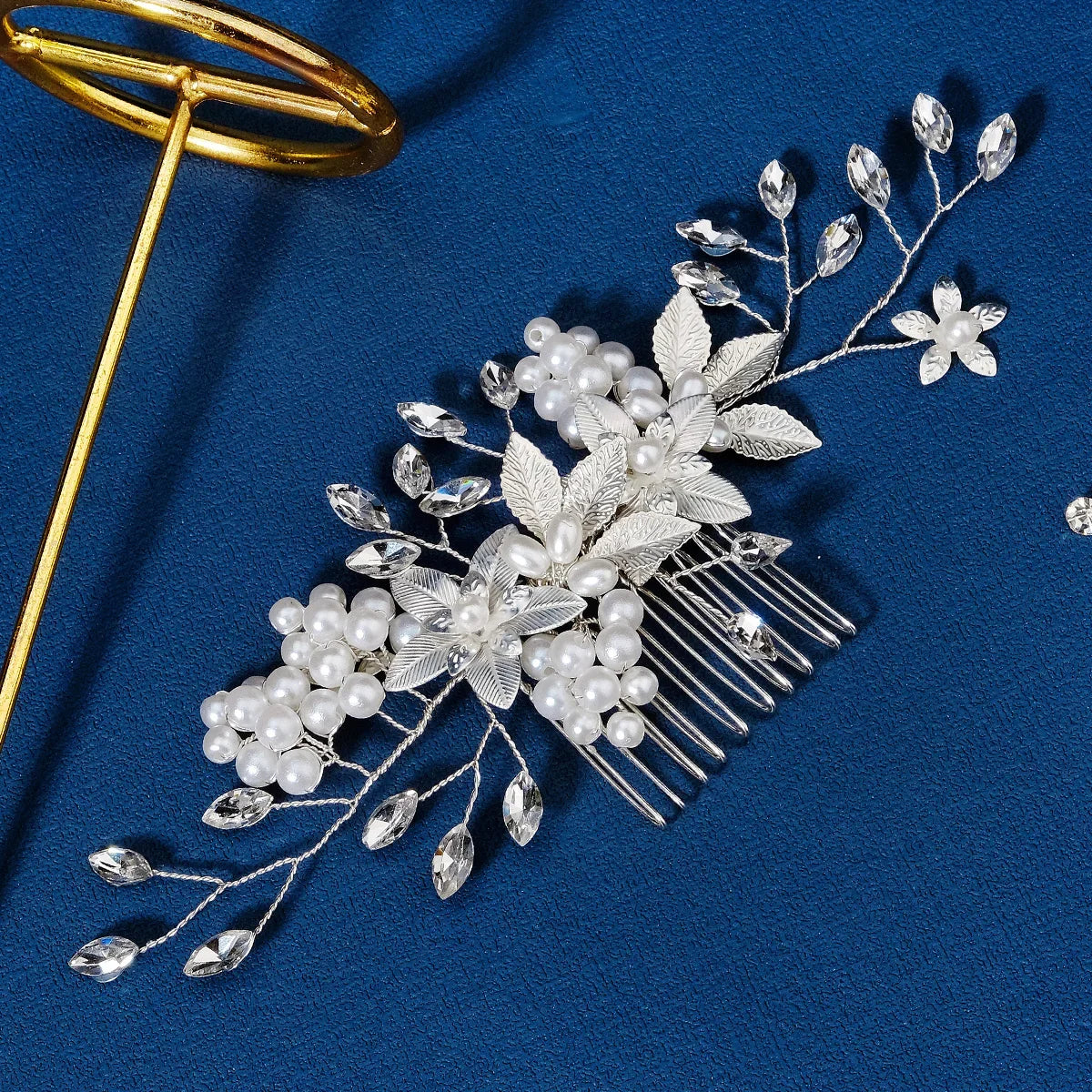 Nuevo peine de aleación de plata hecho a mano con perlas y diamantes de imitación, tocado de Metal a la moda, accesorio de joyería para el cabello elegante para mujer