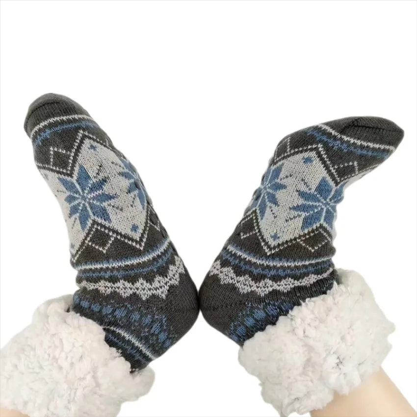 Calcetines térmicos de invierno para hombre con diseño de copos de nieve en tonos grises y azules.