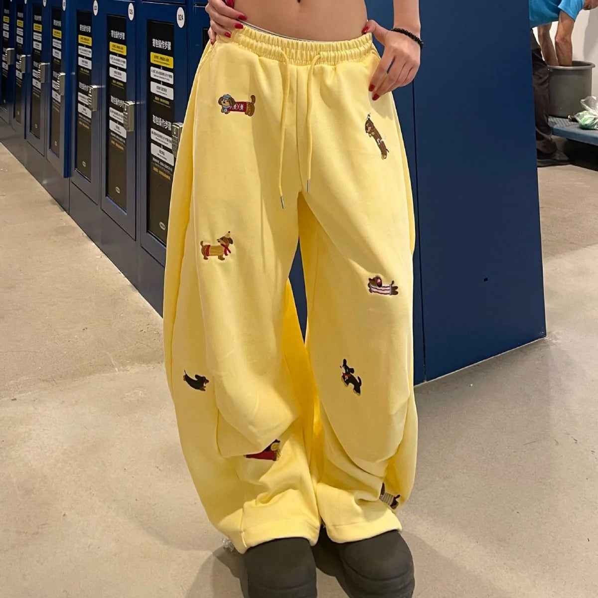 Pantalones de chándal holgados con bordado de perro salchicha, joggers casuales de pierna ancha, estilo streetwear para parejas, divertidos, a la moda y cómodos.