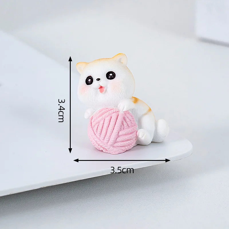 Estatuilla de gato pequeño de resina traviesa, Mini adornos de gatito de dibujos animados, decoración de escritorio de gato 3D, figuras creativas montadas en coche