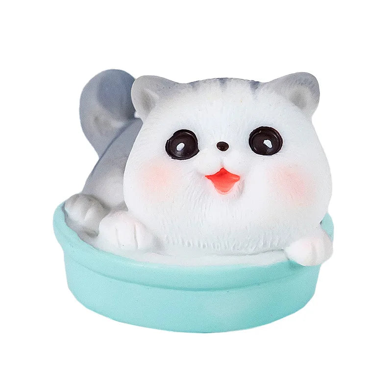 Estatuilla de gato pequeño de resina traviesa, Mini adornos de gatito de dibujos animados, decoración de escritorio de gato 3D, figuras creativas montadas en coche