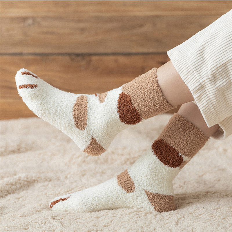 Calcetines blancos de dibujos animados Kawaii para mujer, bonitos calcetines 3d con diseño de pata de perro y gato, calcetines cálidos y divertidos de lana para dormir en el suelo del hogar