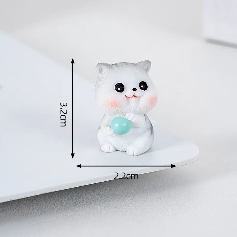 Estatuilla de gato pequeño de resina traviesa, Mini adornos de gatito de dibujos animados, decoración de escritorio de gato 3D, figuras creativas montadas en coche