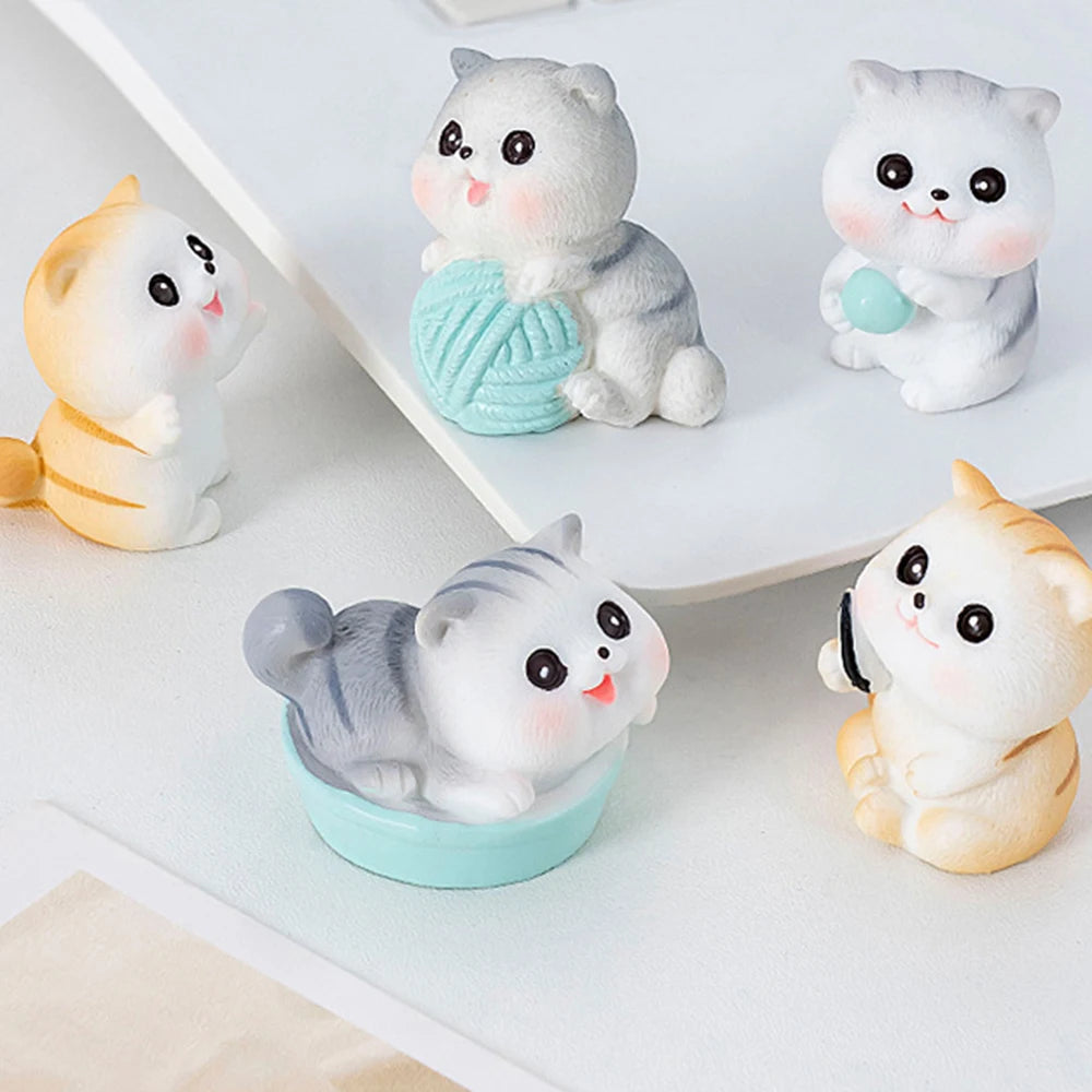 Estatuilla de gato pequeño de resina traviesa, Mini adornos de gatito de dibujos animados, decoración de escritorio de gato 3D, figuras creativas montadas en coche