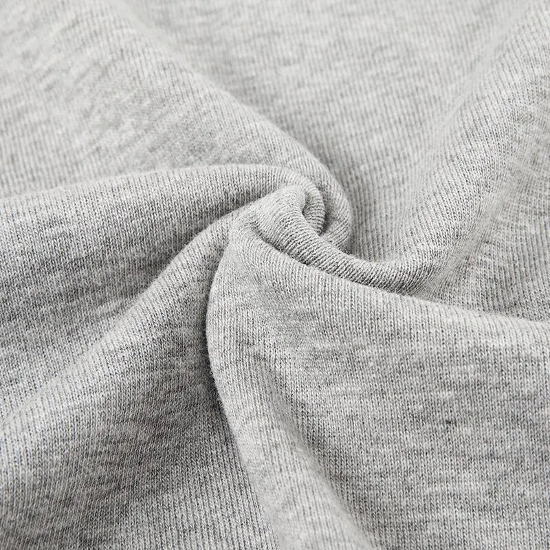 Textura de sudadera de algodón puro para hombre en color gris claro, ideal para comodidad diaria.