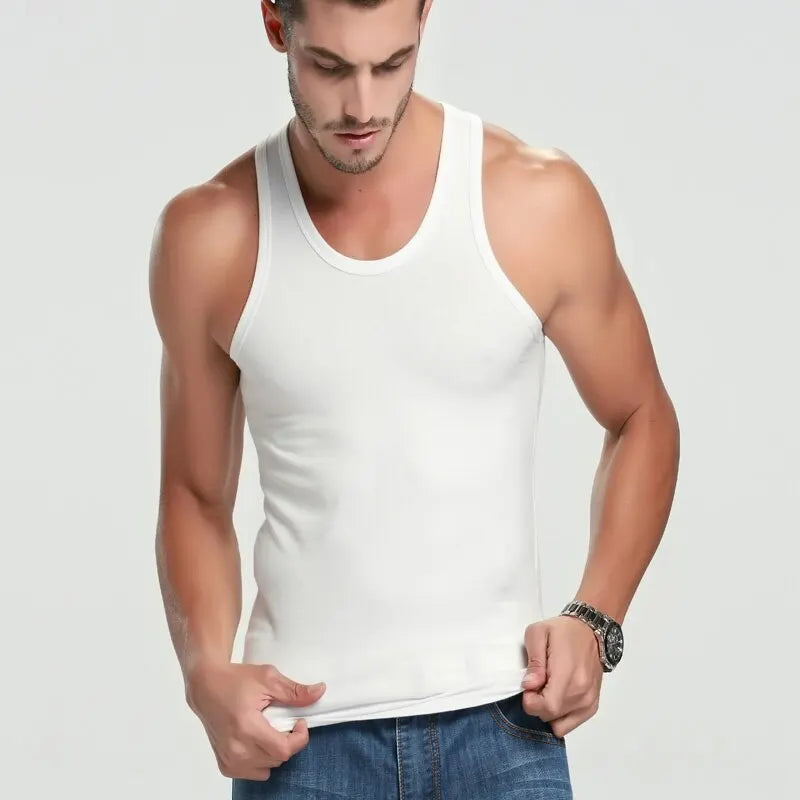 Modelo masculino luciendo una sudadera de algodón para hombre blanca y sin mangas.