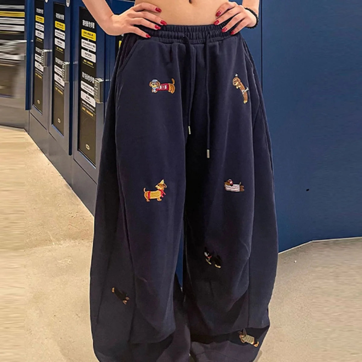 Pantalones de chándal holgados con bordado de perro salchicha, joggers casuales de pierna ancha, estilo streetwear para parejas, divertidos, a la moda y cómodos.