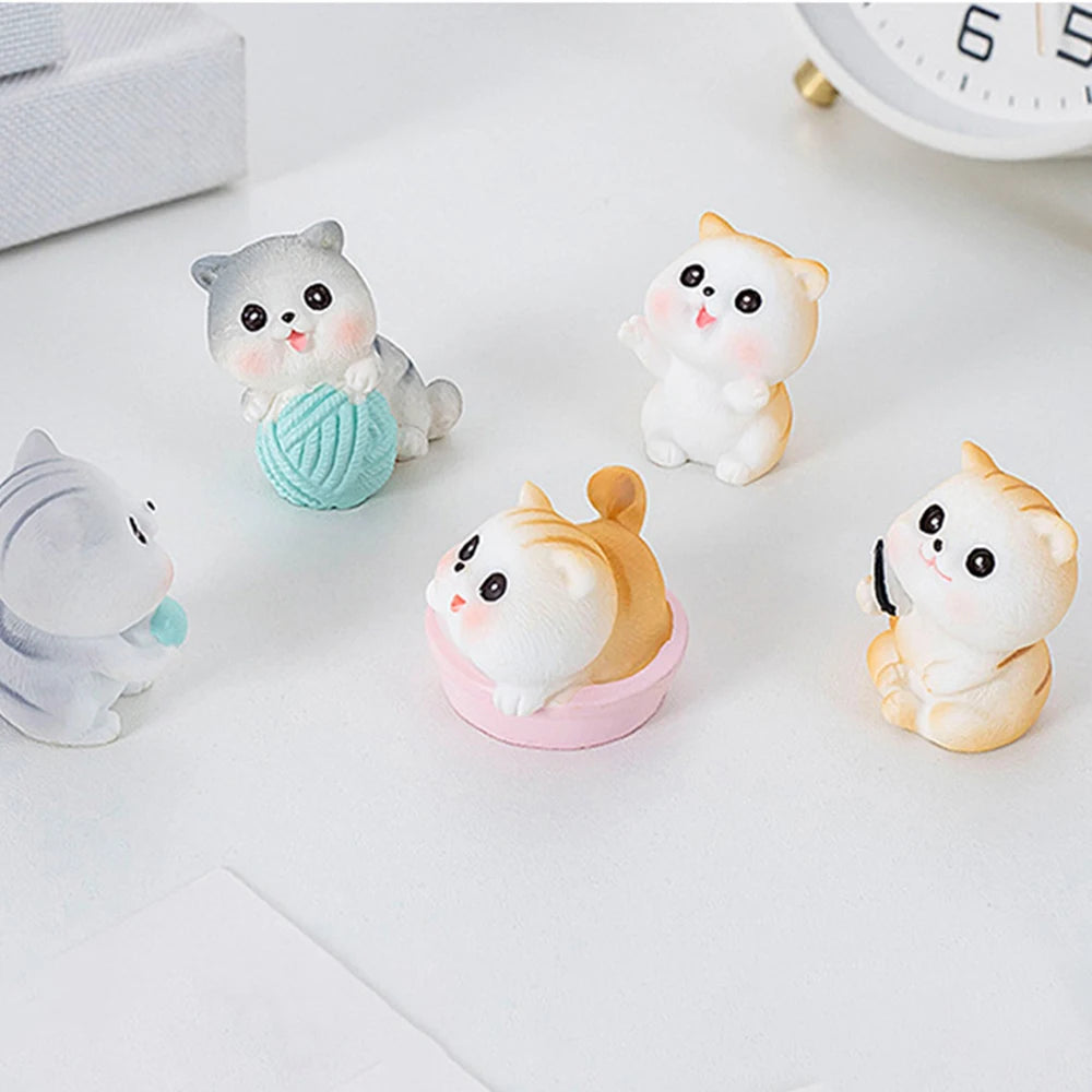 Estatuilla de gato pequeño de resina traviesa, Mini adornos de gatito de dibujos animados, decoración de escritorio de gato 3D, figuras creativas montadas en coche