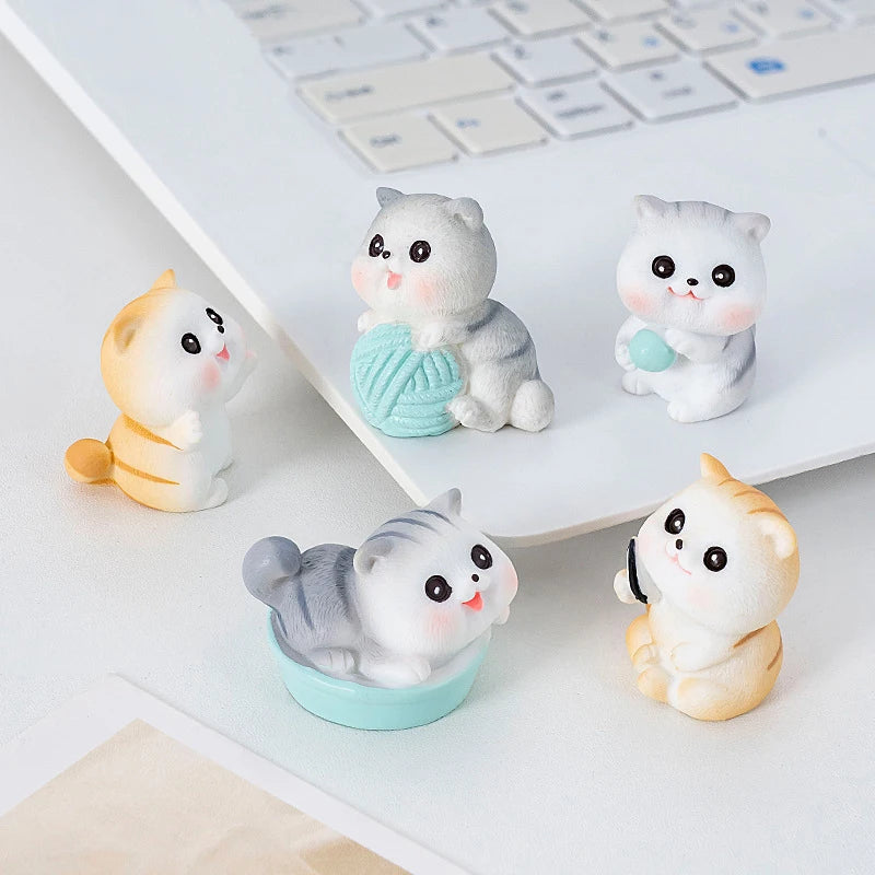 Estatuilla de gato pequeño de resina traviesa, Mini adornos de gatito de dibujos animados, decoración de escritorio de gato 3D, figuras creativas montadas en coche