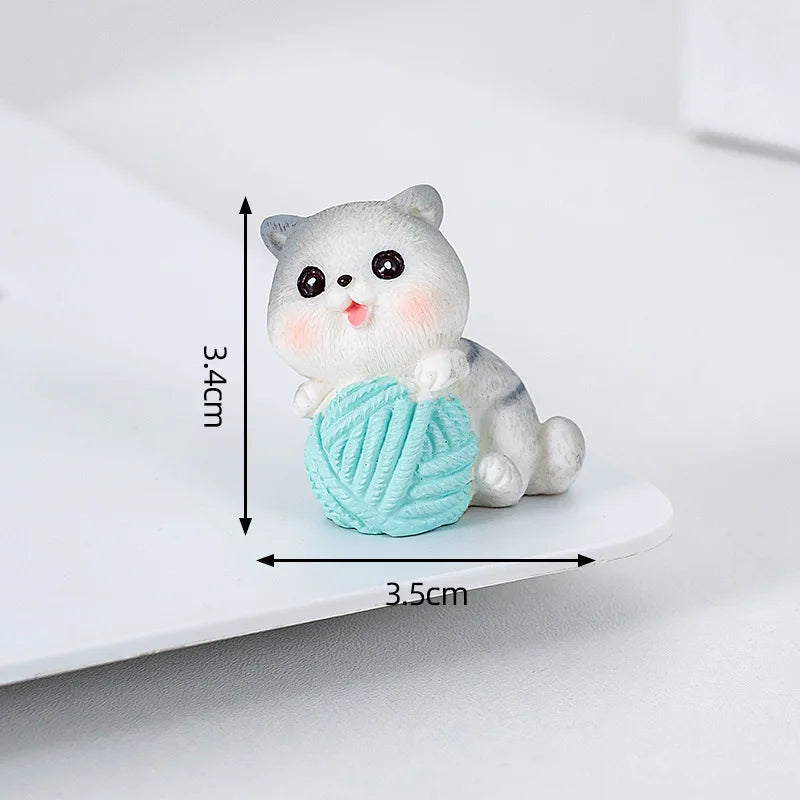 Estatuilla de gato pequeño de resina traviesa, Mini adornos de gatito de dibujos animados, decoración de escritorio de gato 3D, figuras creativas montadas en coche