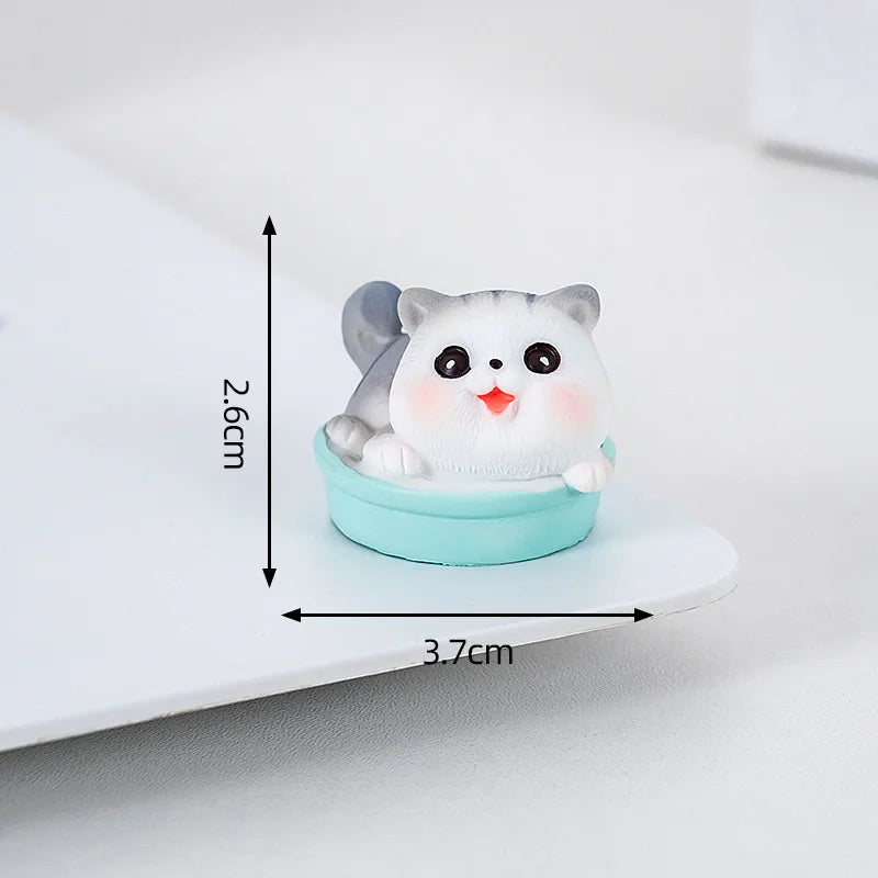 Estatuilla de gato pequeño de resina traviesa, Mini adornos de gatito de dibujos animados, decoración de escritorio de gato 3D, figuras creativas montadas en coche