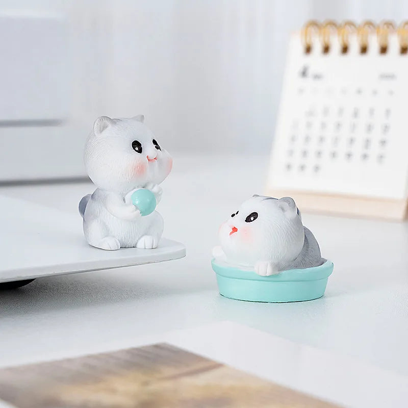 Estatuilla de gato pequeño de resina traviesa, Mini adornos de gatito de dibujos animados, decoración de escritorio de gato 3D, figuras creativas montadas en coche