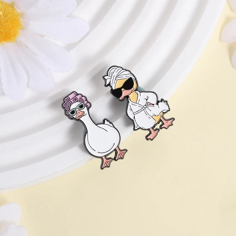 Broches de Esmalte de Dibujos Animados de Comedia, Lindos Broches de Anime de Perro, Gato, Pato, Doctor, Oso, para Ropa, Solapa, Joyería, Regalos para Amigos