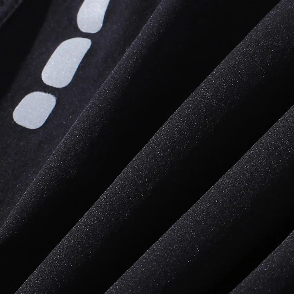 Detalles de tela de trajes de baño hombre secado rápido, mostrando textura y diseño de prendas para deportes acuáticos.