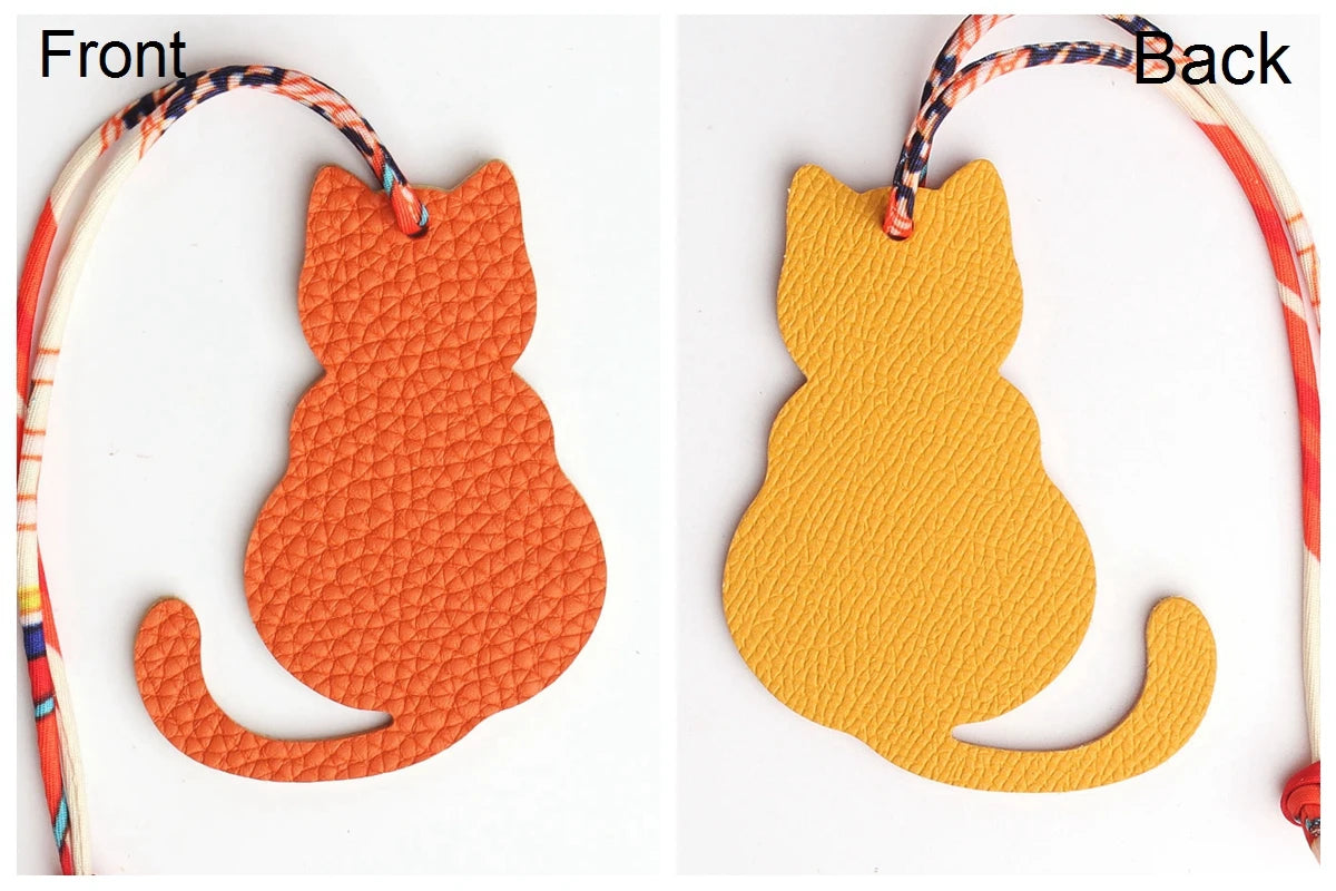 Llavero de piel de cocodrilo para mujer, diseño de gato de la suerte, vista frontal y trasera.