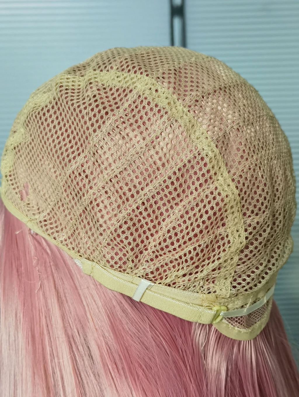 Peluca sintética Aideshair, pelucas de moda de 28 "y 70cm de largo, pelo rizado ondulado, peluca resistente al calor, peluca de Cosplay para mujeres con gorro de peluca gratis