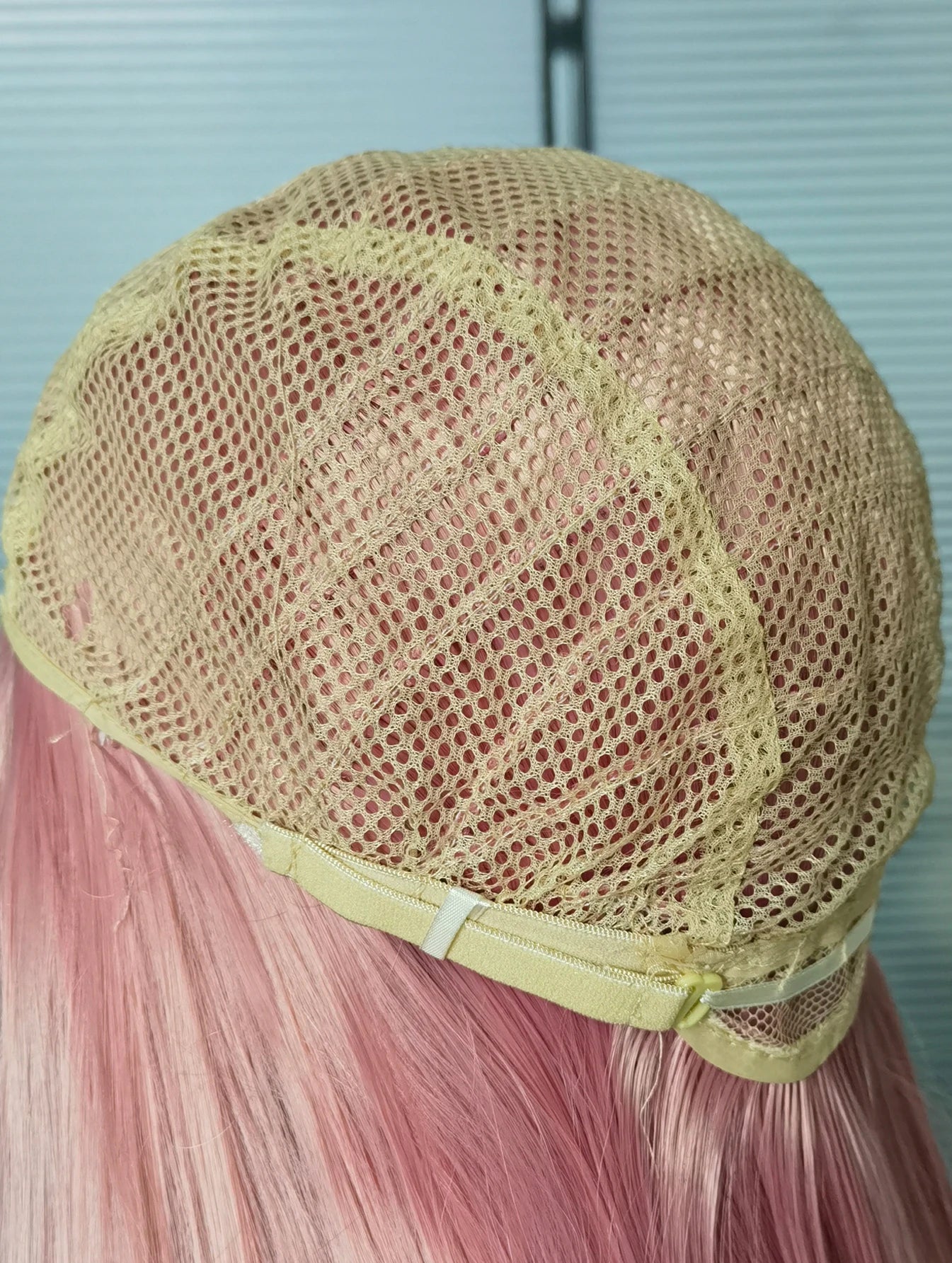 Peluca sintética Aideshair, pelucas de moda de 28 "y 70cm de largo, pelo rizado ondulado, peluca resistente al calor, peluca de Cosplay para mujeres con gorro de peluca gratis