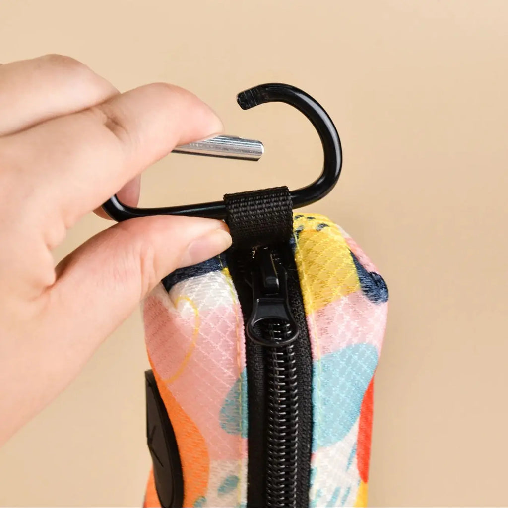 Dispensador de soporte para bolsa de excrementos de mascotas, diseño bonito con estampado abstracto, sin bolsa y correas para excrementos, se puede conectar con cualquier correa para perros
