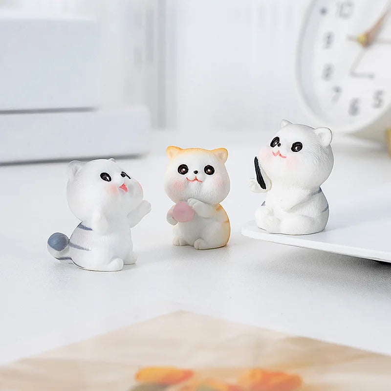 Estatuilla de gato pequeño de resina traviesa, Mini adornos de gatito de dibujos animados, decoración de escritorio de gato 3D, figuras creativas montadas en coche
