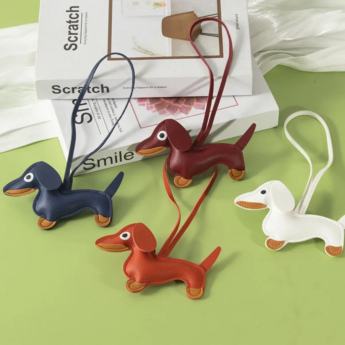 Llavero de Dachshund Adorable, Diseño de Cuero, Amuleto de Perro para Bolso o Coche, Regalo Perfecto para Mujeres, Parejas y Amigos, Inspirado en Lucy