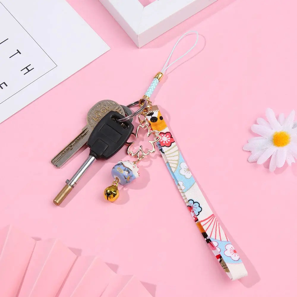 cordón colgante para teléfono estilo japonés con llaves, flores de cerezo y gato de la suerte.
