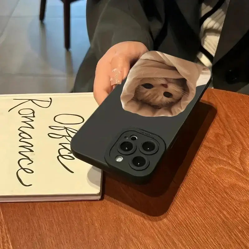 Funda de teléfono gato perro Samsung Galaxy con diseño de gato escondido en una manta.