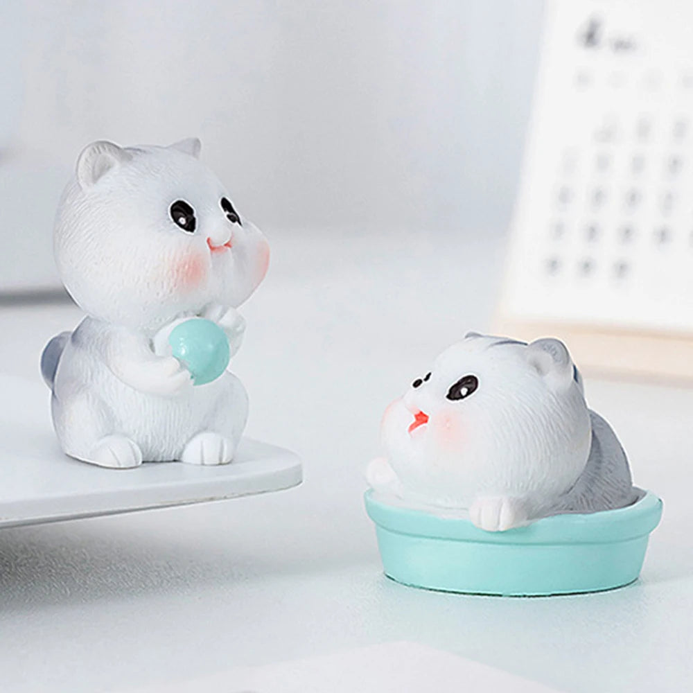 Estatuilla de gato pequeño de resina traviesa, Mini adornos de gatito de dibujos animados, decoración de escritorio de gato 3D, figuras creativas montadas en coche