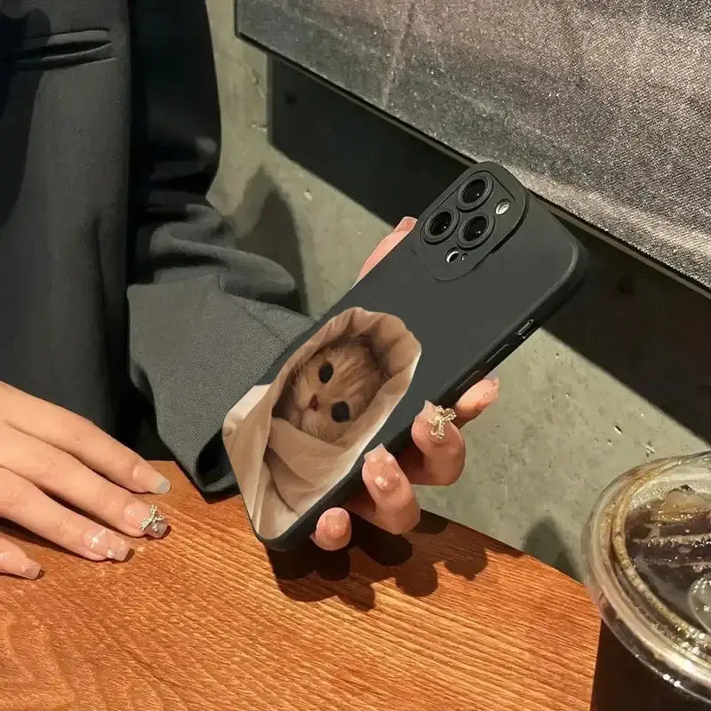 Funda de teléfono gato perro Samsung Galaxy en mano con diseño de gato.