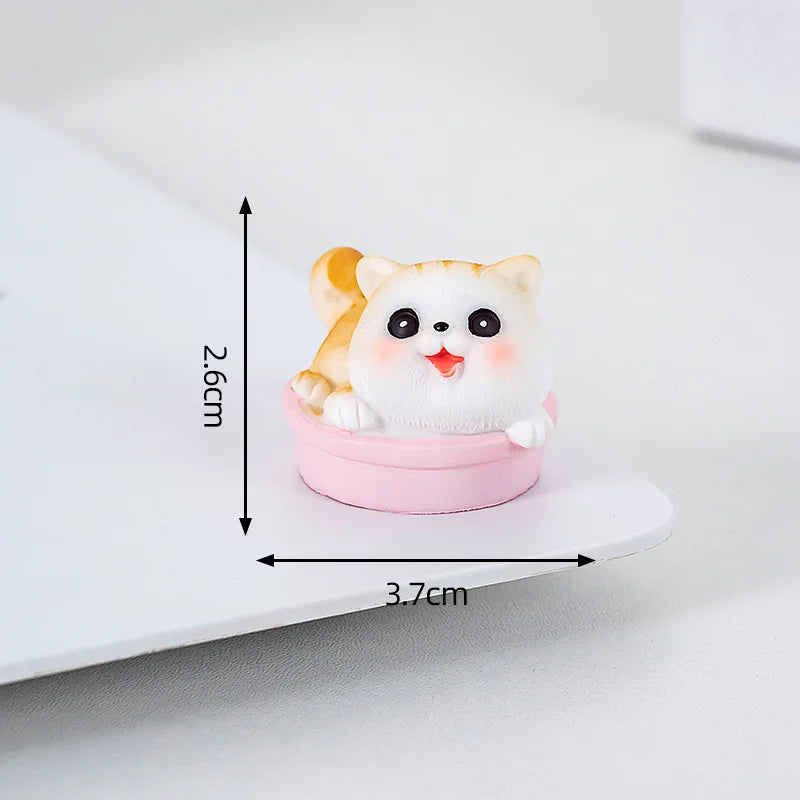 Estatuilla de gato pequeño de resina traviesa, Mini adornos de gatito de dibujos animados, decoración de escritorio de gato 3D, figuras creativas montadas en coche