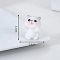 Estatuilla de gato pequeño de resina traviesa, Mini adornos de gatito de dibujos animados, decoración de escritorio de gato 3D, figuras creativas montadas en coche