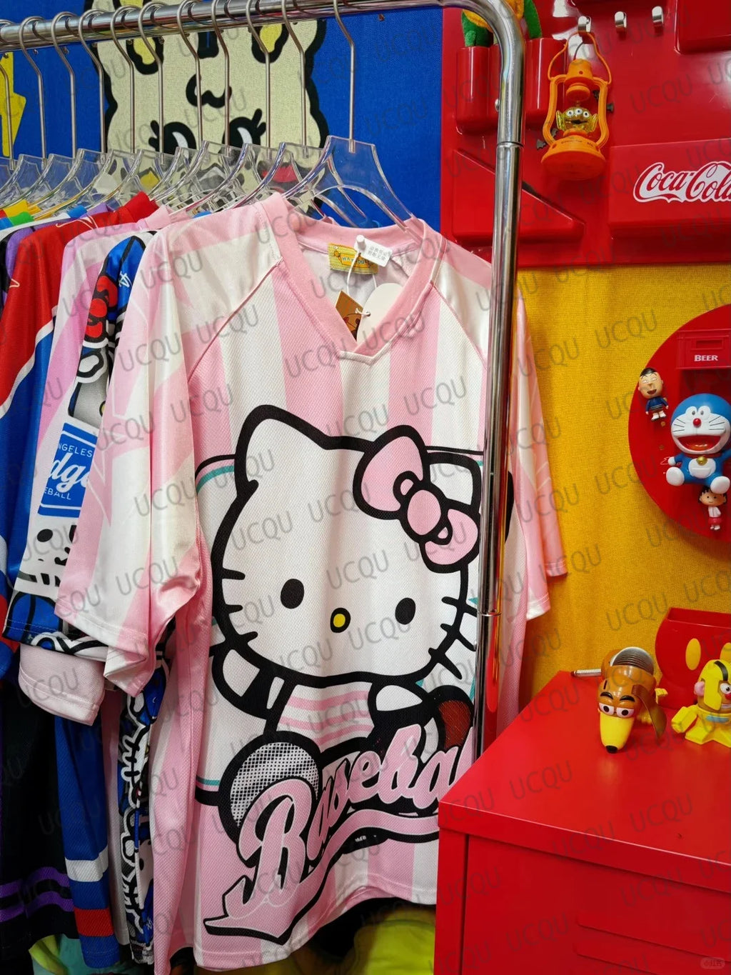 Camiseta de dibujos animados de Hello Kitty, ropa deportiva de moda para mujeres y hombres, pijamas con cuello en V, ropa de calle holgada informal ligera y transpirable, Tops
