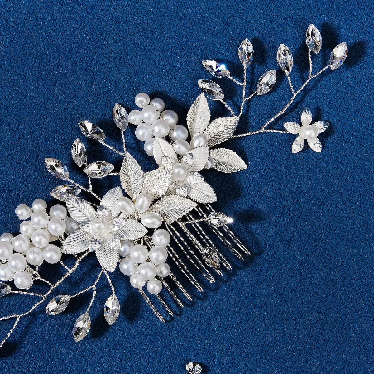Nuevo peine de aleación de plata hecho a mano con perlas y diamantes de imitación, tocado de Metal a la moda, accesorio de joyería para el cabello elegante para mujer