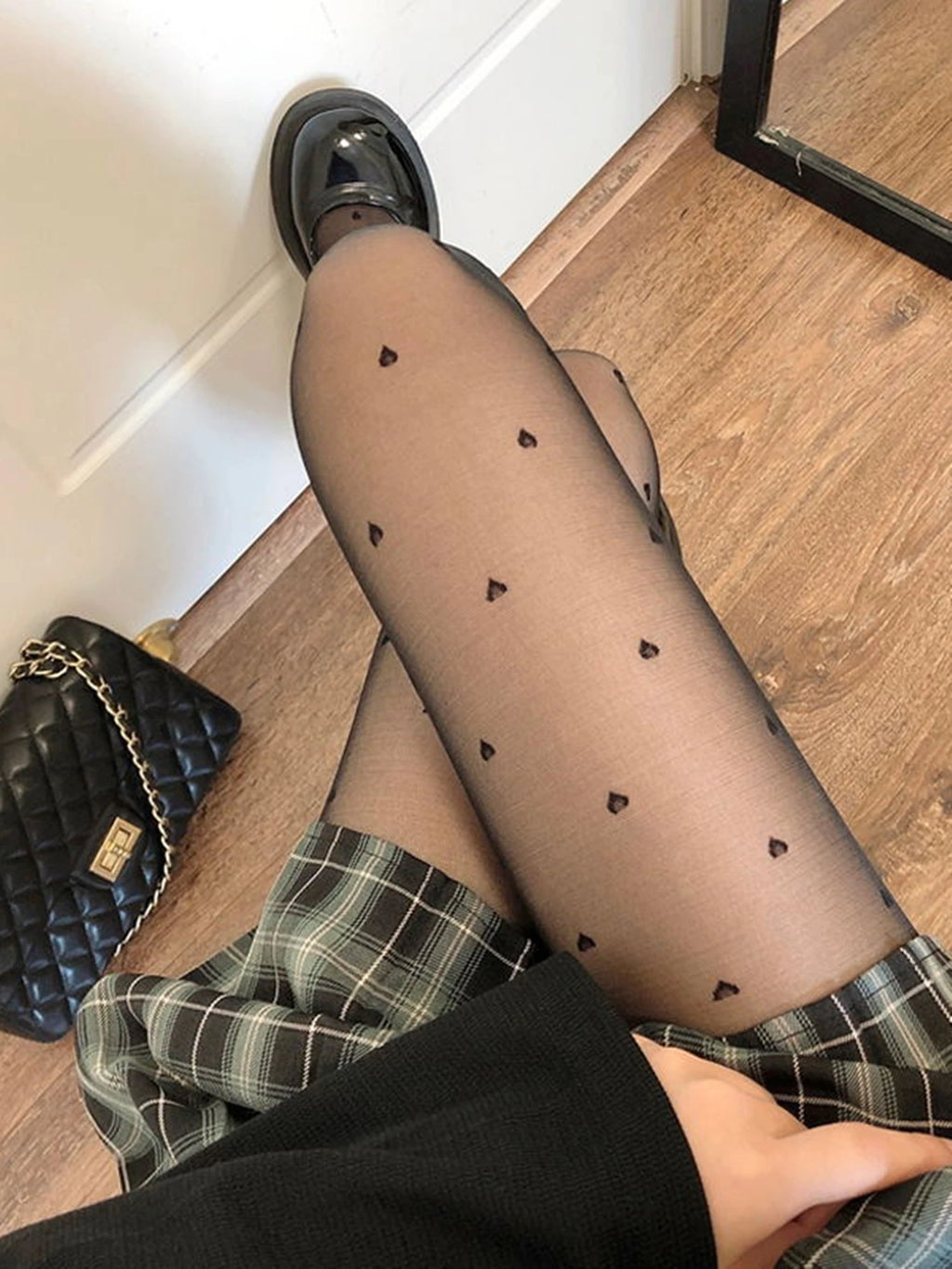 Medias sexis de lunares para mujer, medias negras con forma de corazón, complementan un atuendo elegante.
