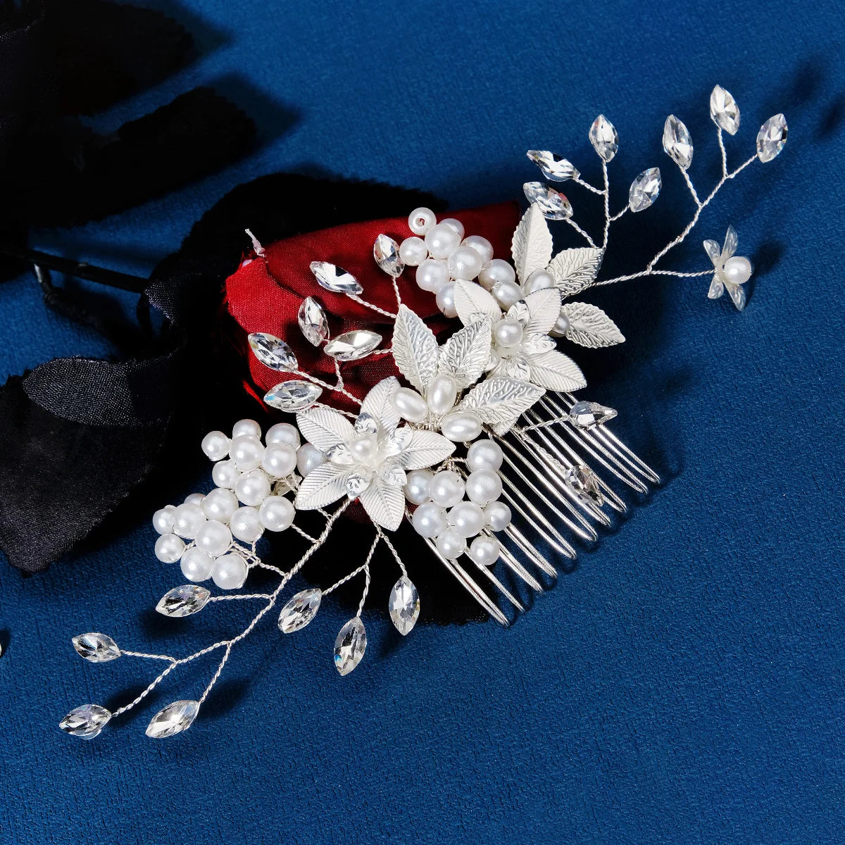 Nuevo peine de aleación de plata hecho a mano con perlas y diamantes de imitación, tocado de Metal a la moda, accesorio de joyería para el cabello elegante para mujer